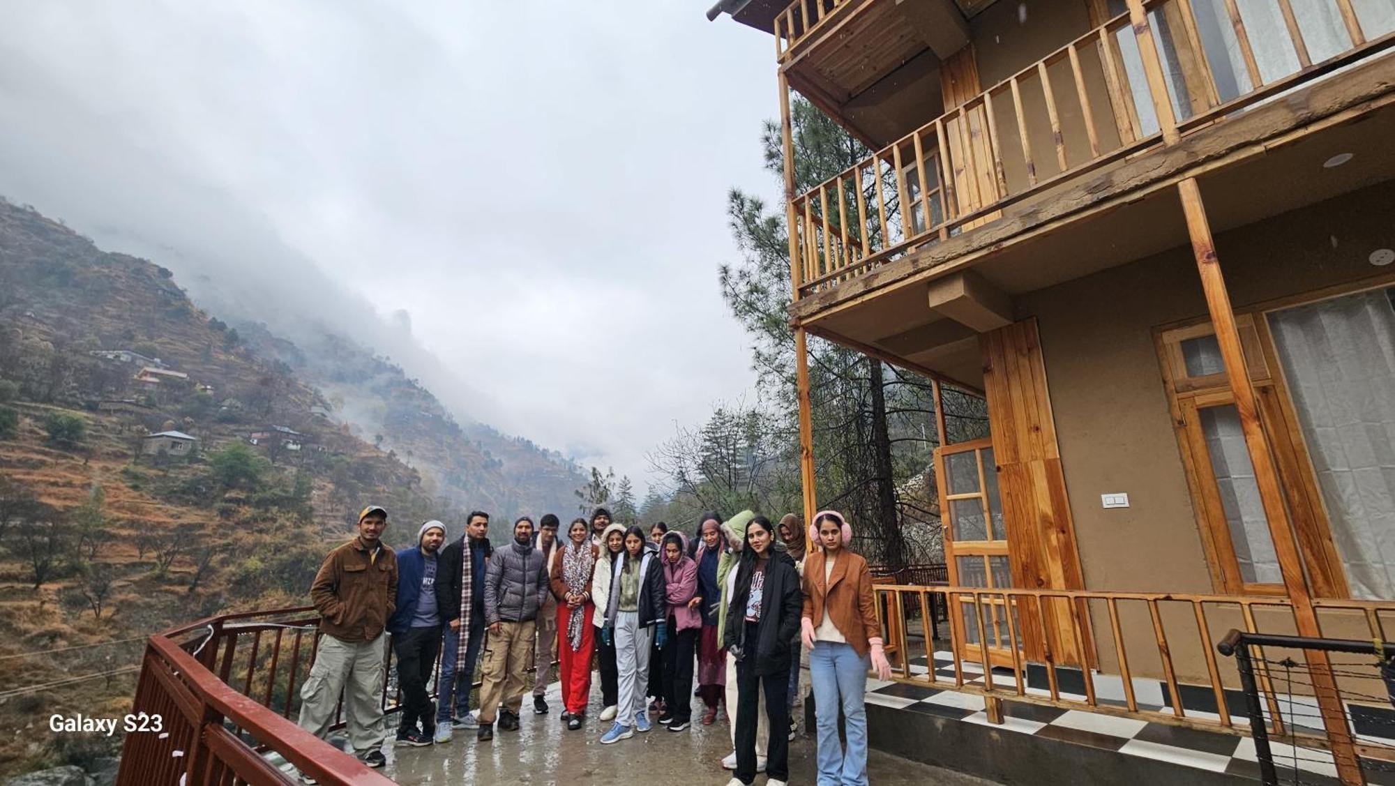 The Fiza Retreat Tirthan Banjār Exteriör bild
