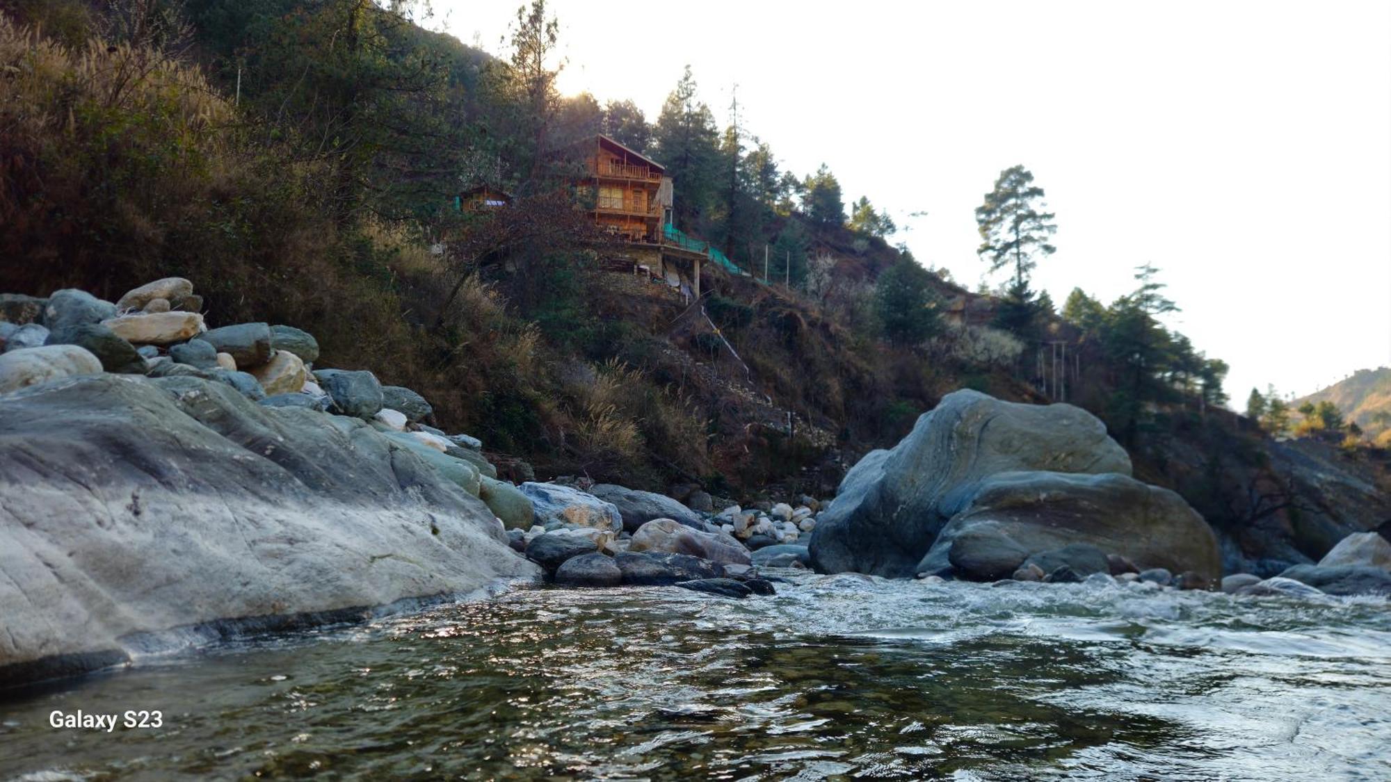 The Fiza Retreat Tirthan Banjār Exteriör bild